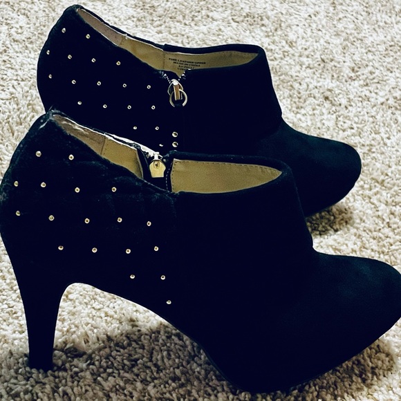 Adrienne Vittadini Black Suede Cuffed Studded Ankle Bootie stiletto 9-1/2 M EUC - Picture 2 of 16